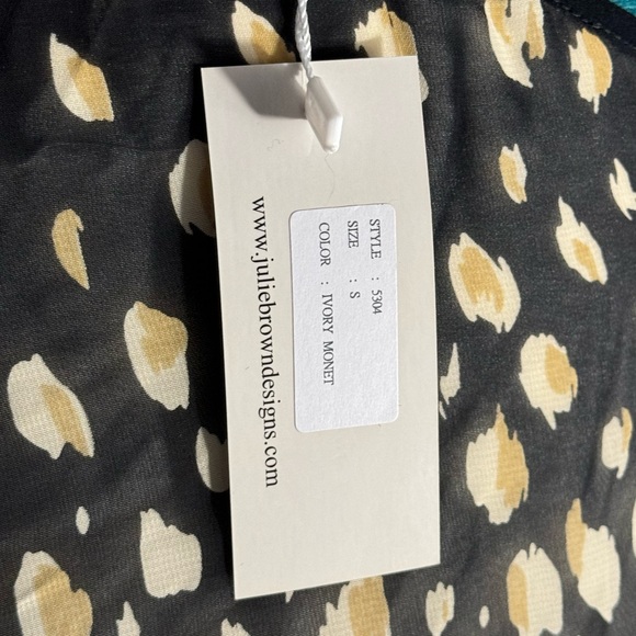 “One-shoulder dress with a golden and black abstract print. Lightweight, flowy, - Picture 4 of 6